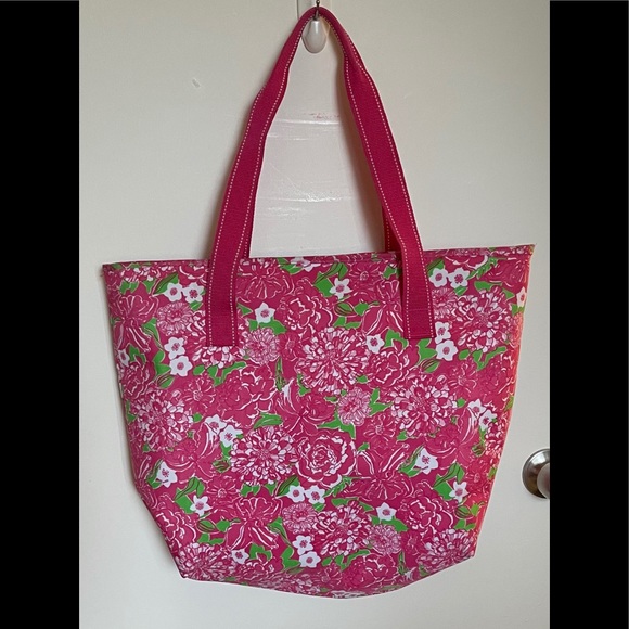 Lilly Pulitzer Handbags - Lilly Pulitzer Beach Rose Insulated Tote